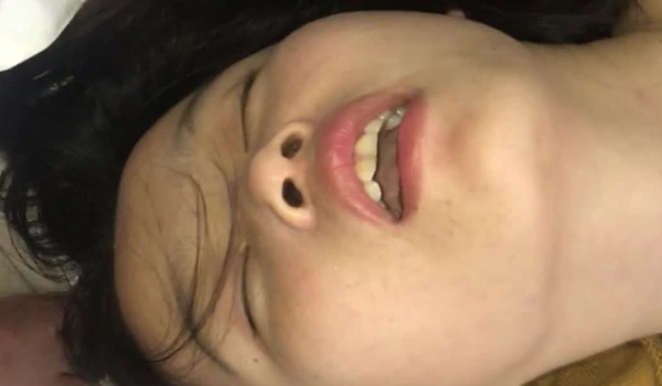 【MJ极品】价值1500RMB的年轻巨乳小妹下药失去意识任人玩弄啪啪 无套内射 两颗球球是真的大