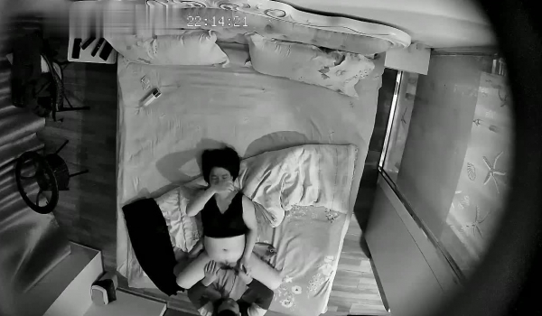 新流出安防酒店摄像头偷拍 ️小哥鸡巴勃起不顾女炮友睡梦中强行操逼