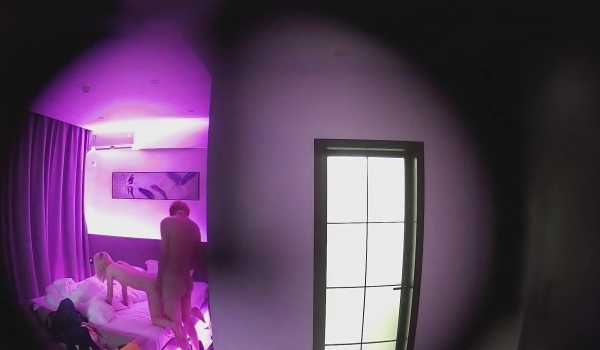 【酒店摄像头】乐橙，多房型，性感情趣挑逗，各种挑逗，一阵猛操射精后，还拿着手机对着BB拍照