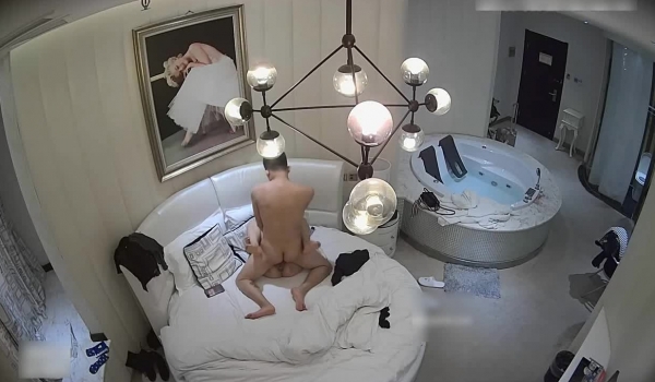 360监控偷拍气质性感的长发美女和男友酒店约会