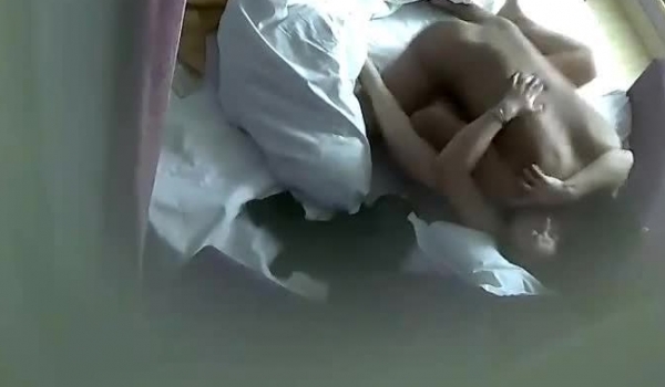 安防酒店摄像头偷拍 姐夫和小姨开房偷情抓着两个奶子草她，骚货表情疼并快乐