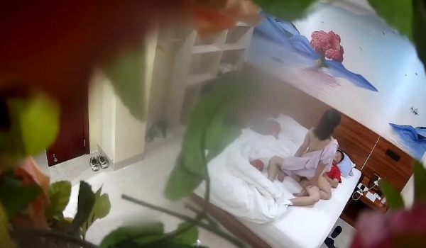流出360酒店花房白色床偷拍跑销售业务的情侣美乳眼镜女友给累坏的男友按摩主动吹箫骑坐鸡巴啪啪