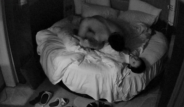 安防精品 男女异地恋颜值极高的jk妹妹和异地男友开房被日逼 ，男孩子是考研考公学生党