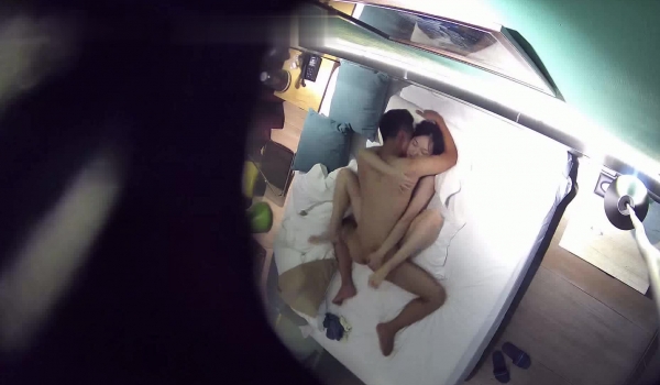 【安防摄像头】学生妹酒店内跟男友卿卿我我