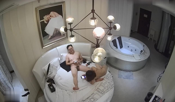 360监控偷拍 眼镜哥和美女同事高级酒店开房连干两炮