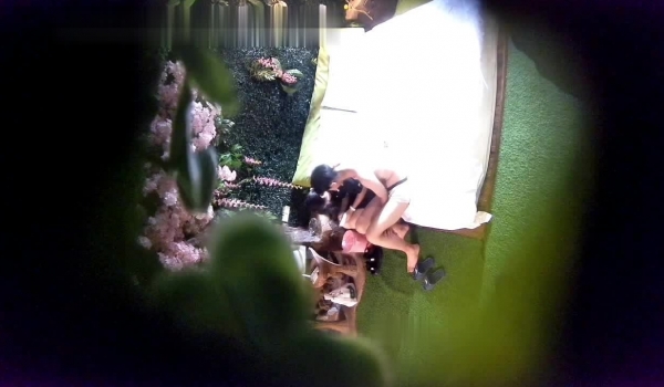 最新流出酒店摄像头偷拍猴急小伙和朋友媳妇开房偷情有点紧张搞了几次都是很快射了