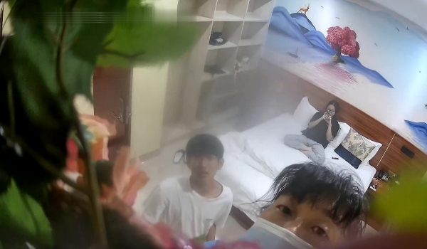 新流出360酒店偷拍合集准备和女友开战的理工男小哥突然发现隐藏在假花中摄像头