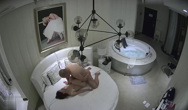 360监控破解偷拍 光头佬情趣酒店操白白嫩嫩的美少妇