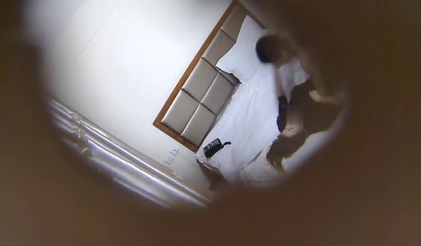 酒店偷拍 面容姣好的女神 被男友狠操忍不住骚骚地喊道 啊啊啊好深 叫床绝逼是一绝 嘈杂的电视声音