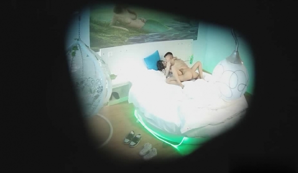 五月新流出情趣酒店美人鱼房摄像头偷拍怪异纹身四眼仔和年轻小女友下午开房激情做爱