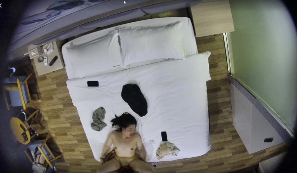 新流出安防酒店高清偷拍 ️健壮猛男约炮瑜伽裤少妇偷情~舔的叫声不断