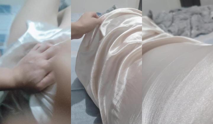 海角【和妈妈在出租房的故事】合集，就要在老爸搞过老妈的床上搞她，不过已经被封号了，且看且珍惜