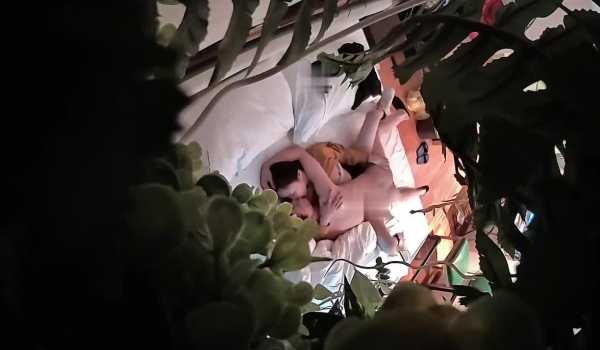 360绿叶房偷拍 ❤楞青小伙搞少妇刚进房间衣服没有扒干净扑倒就开干