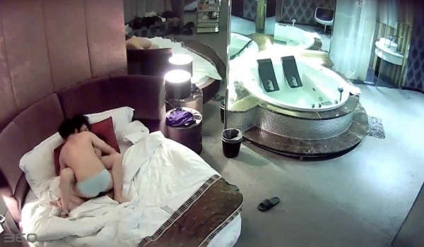 【360】补漏 经典豪华浴缸房精选 大奶D罩杯学生妹跟男友开房，浴缸房必备项目鸳鸯浴时啪啪，身材好对白清晰激情无限