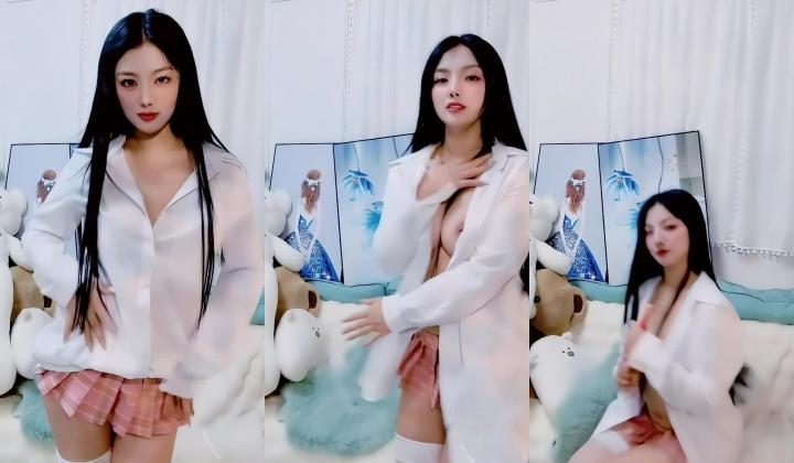 青春无敌，抖音风艺校美少女【杨晓花】定制福利，露脸露点，各种热门BGM裸舞