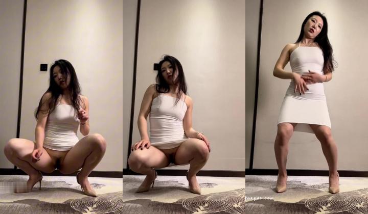 抖音健身奔放御姐【思羽】大胆露脸私定，M开腿顶B摇摆裸舞，大屁股太有感觉了