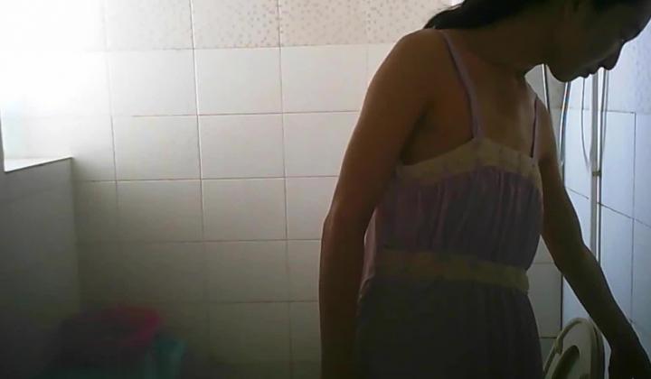 坑闺蜜系列 学生宿舍卫生间偷拍几个美女室友洗澡上厕所吊带裙长发妹 站着尿尿