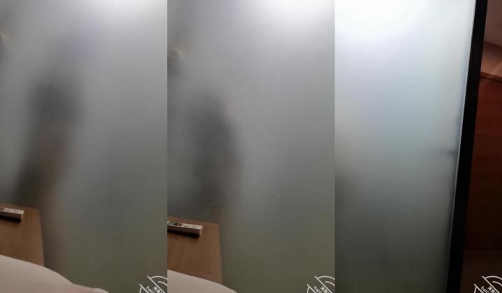 《收费秘超强乱伦速递》罕露脸海角大神黑马背着姐夫与高颜值姐姐乱伦姐夫楼下做饭偸偸和姐姐在楼梯口激
