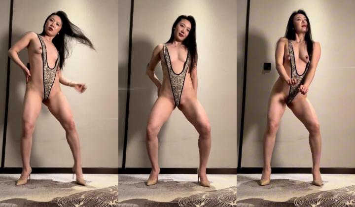 抖音健身奔放御姐【思羽】大胆露脸私定，M开腿顶B摇摆裸舞，大屁股太有感觉了