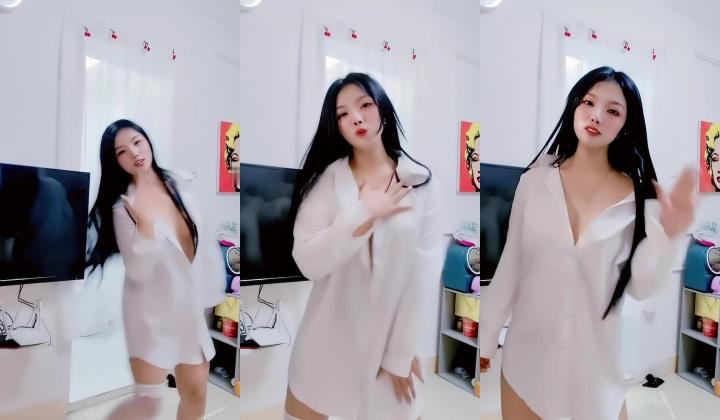青春无敌，抖音风艺校美少女【杨晓花】定制福利，露脸露点，各种热门BGM裸舞