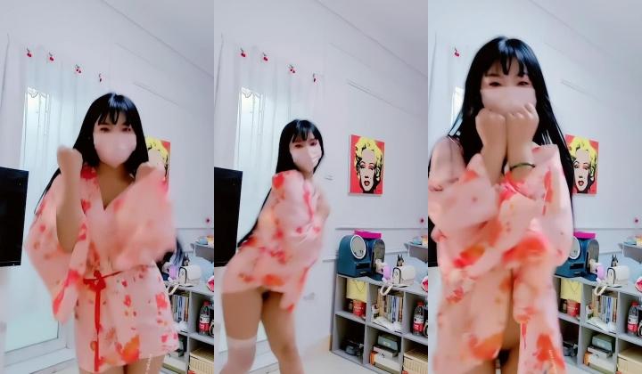 青春无敌，抖音风艺校美少女【杨晓花】定制福利，露脸露点，各种热门BGM裸舞