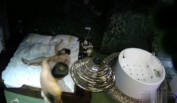 最新流出情趣酒店按摩浴缸房偷拍 ️老哥约炮网袜少妇一边草一边手机自拍留纪念