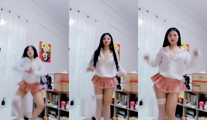 青春无敌，抖音风艺校美少女【杨晓花】定制福利，露脸露点，各种热门BGM裸舞