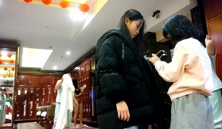 大众浴室内部员工偷拍 几位白白嫩嫩的美少妇洗澡换衣服