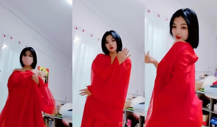 青春无敌，抖音风艺校美少女【杨晓花】定制福利，露脸露点，各种热门BGM裸舞