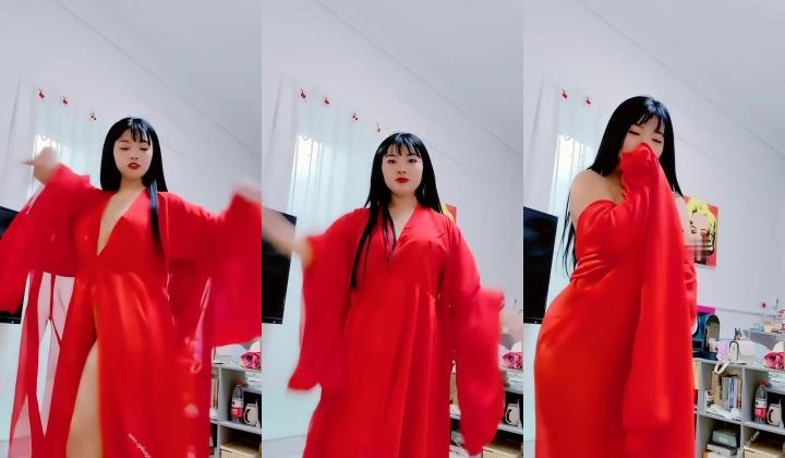 青春无敌，抖音风艺校美少女【杨晓花】定制福利，露脸露点，各种热门BGM裸舞