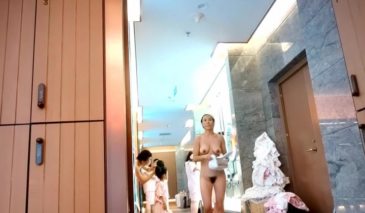 澡堂子内部员工偷拍 双胞胎姐妹,B型，奶型，屁股，都一模一样，可遇而不可求的极品