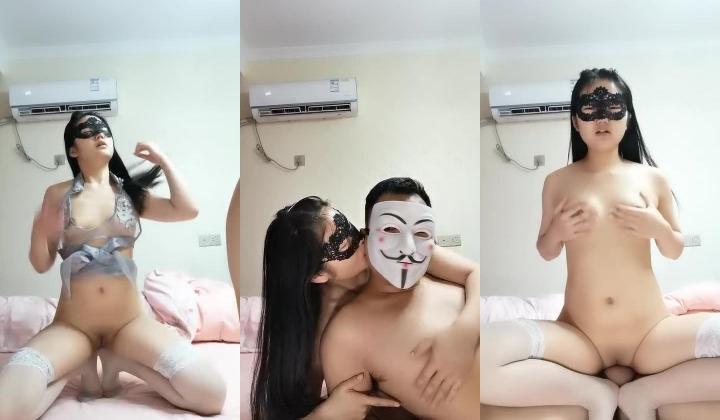 父女乱伦爸爸的小宝贝，白丝无毛小可爱，让大哥栓着绳子后入爆草抽插，激情上位揉捏着自己的骚奶跟狼友