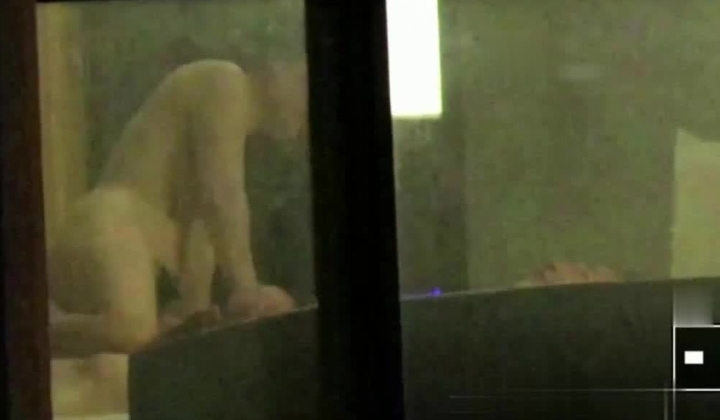 【五星级酒店窗外偷拍】，中年骚妇上位骑乘很有节奏感，都是高质量人群，实时真实满足偷窥欲