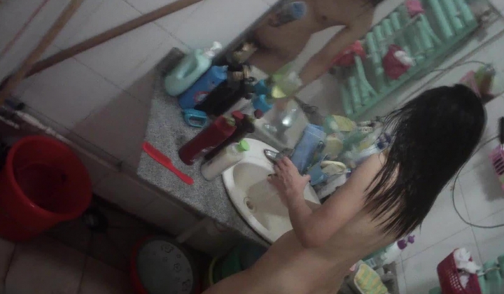 窗外偷拍邻居家三个女儿陆续洗澡,三个女儿风格各异,你想好了要撸哪个女儿没有