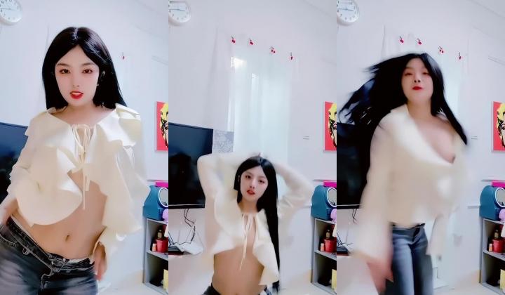 青春无敌，抖音风艺校美少女【杨晓花】定制福利，露脸露点，各种热门BGM裸舞