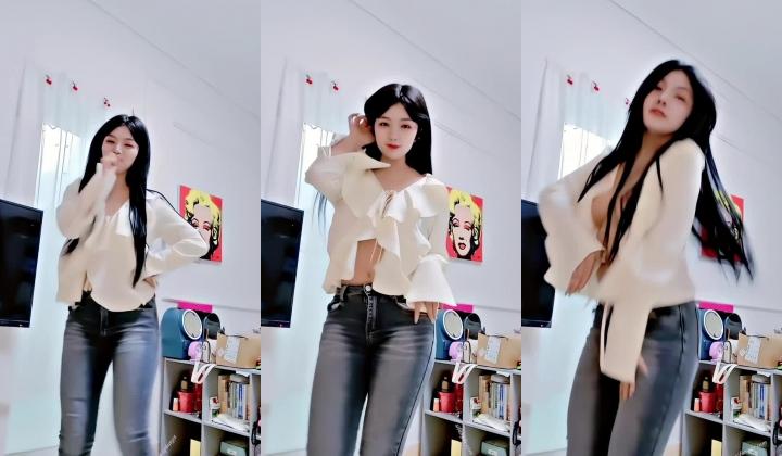 青春无敌，抖音风艺校美少女【杨晓花】定制福利，露脸露点，各种热门BGM裸舞