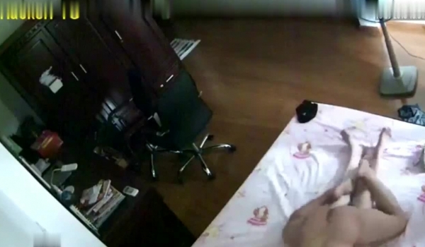 黑客破家庭网络解摄像头监控偷拍 ️漂亮少妇还在打电话就被老公 摁住一顿操