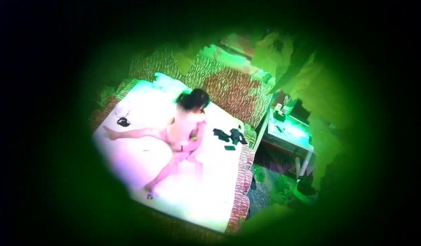 情趣酒店绿叶房偷拍瘦猴哥星期六加完班和单位女同事开房过夜
