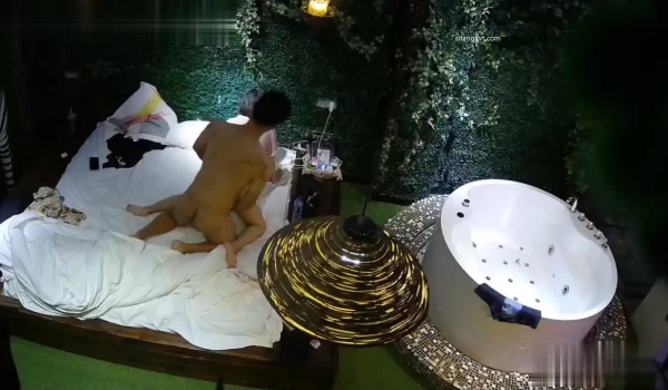 最新流出情趣酒店按摩浴缸房偷拍 ️两对情侣开房做爱皮肤病小伙貌似很猛不拔套连续干