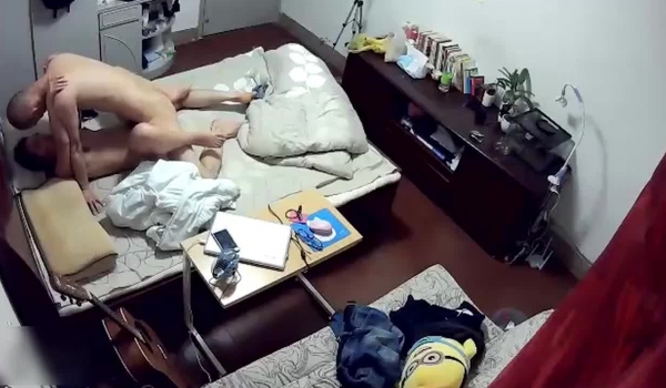 家庭网络摄像头偷拍光头佬和阴毛特别茂盛的老婆草B各种姿势人瘦操B特勐
