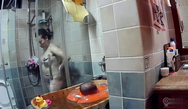 家庭摄像头偷拍大乳年轻妈妈吧小孩放到一边有用自己洗澡洗的痛快