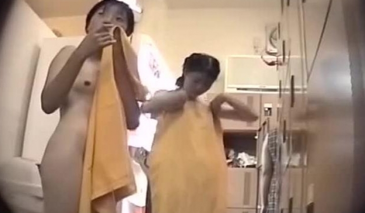 百姓大众澡堂子女士换衣间、洗浴间内部真实偸拍 入镜的妹子身材都很顶