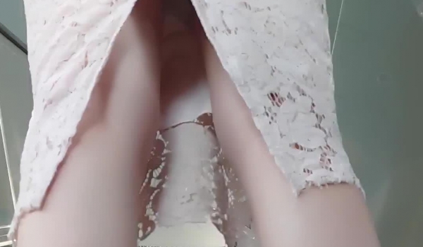 魔手外购商圈尾随偷拍 多个丁字裤靓妹小妹超骚丁内走动中两侧肥BB不断挤出超骚丁内侧露肥BB