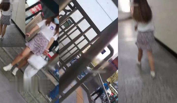 街射【辽宁色魔】地铁口尾随掏出鸡巴 射精在小姐姐身