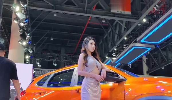 偷拍美女裙底风光 ️成都车展银色连衣裙细高跟极品美女，白色窄内+UR级反差骚货黑丝筒袜配情趣开档