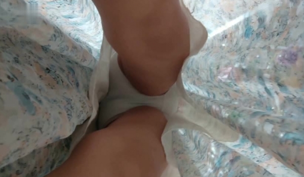 大神江湖之不良人偷拍美女裙底风光 ️神级运气 抄底穿着睡衣的妹子居然 没穿内裤