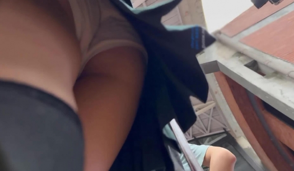 大神动漫展偷拍两个萝莉美女裙底风光 ️制服JK学妹coser白色内内发现设备坐在上面