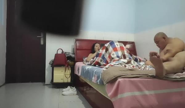家庭小旅馆偷放摄像头偷拍光头胖哥嫖妓身材不错的苗条长发少妇对白清晰