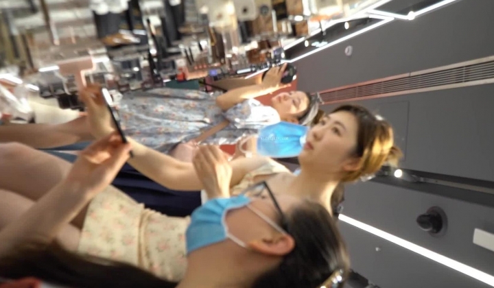 YC商场系列：美妆店齐逼花裙绝色女神透过网纱蕾丝粉内清晰看到毛