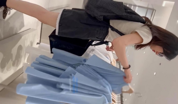 商场尾随偷拍美女裙底风光 ️短裙眼镜妹独自逛街翘起屁股给你看橙色内内+长裙靓女独自逛街可爱碎花内